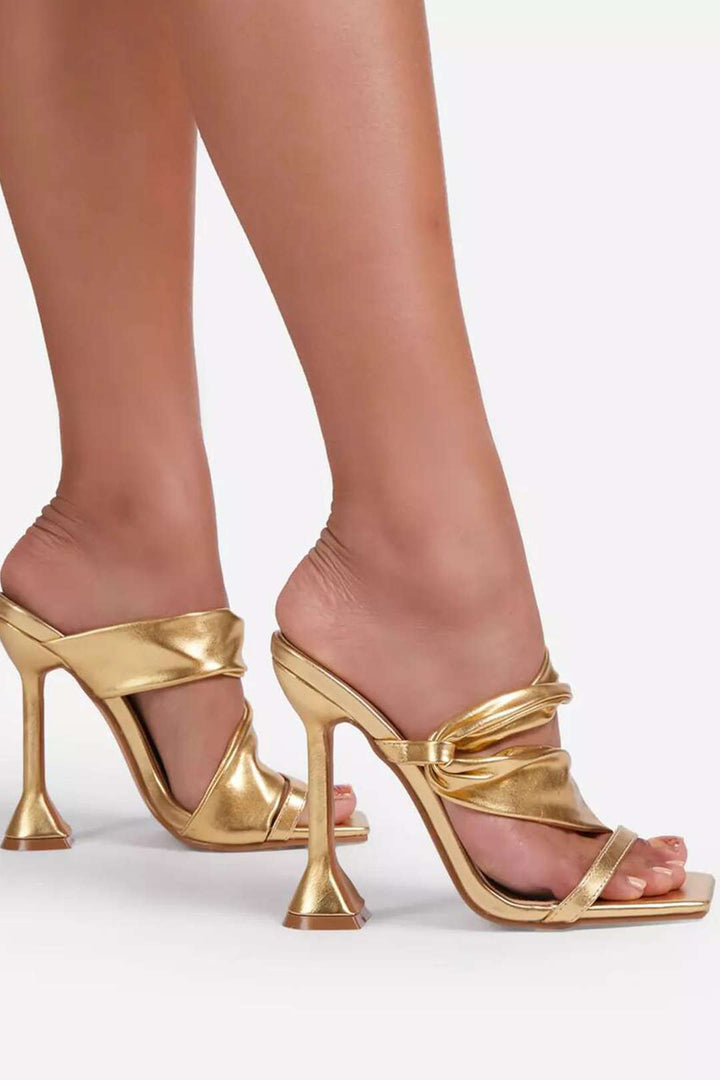 Sandalias de tacón alto con punta cuadrada arrugada metálica
